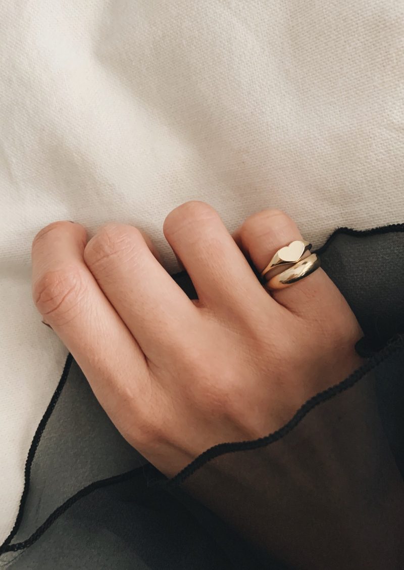 Kinn Petite Heart Signet Ring