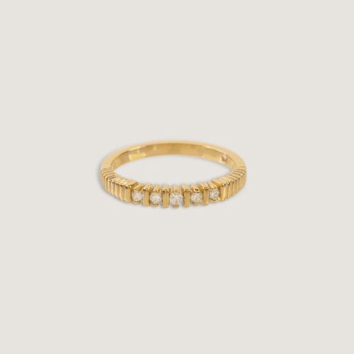 alt="Solis Ribbed V Diamond Ring"