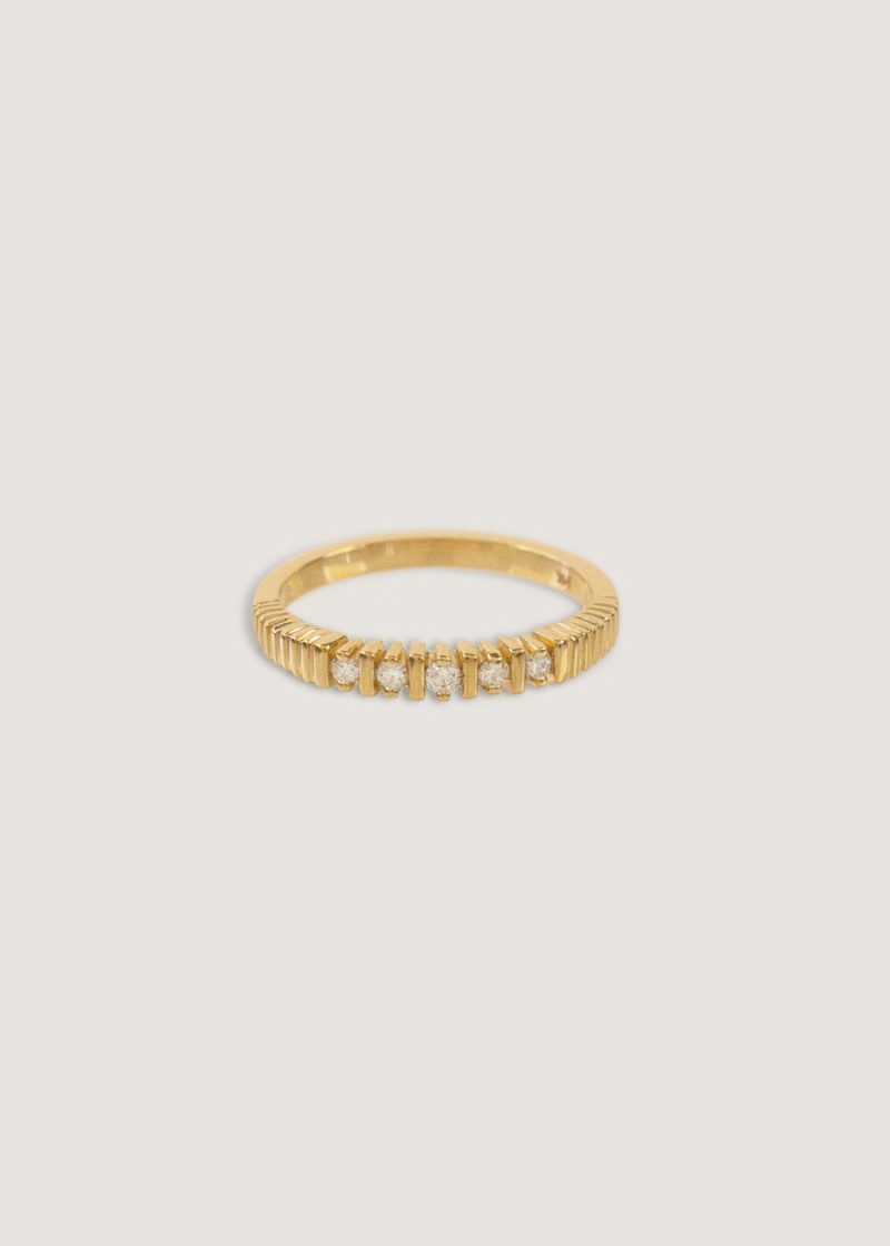 alt="Solis Ribbed V Diamond Ring"